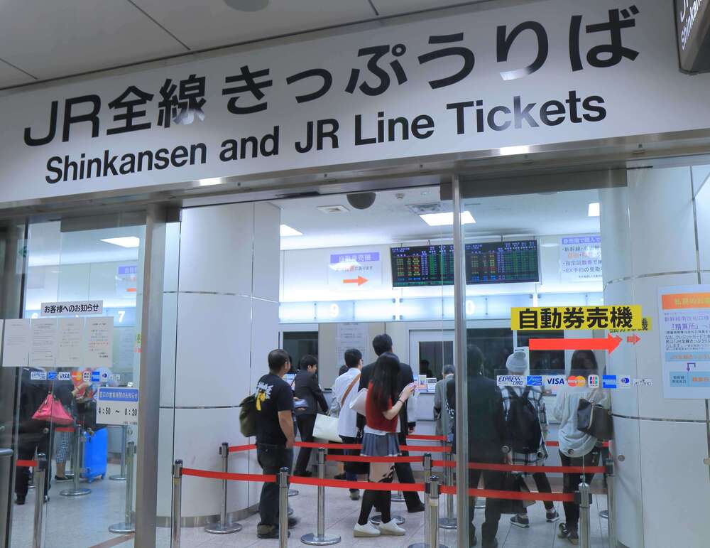 Khu vực bán vé tàu điện Nhật Bản thường có chữ Ticket