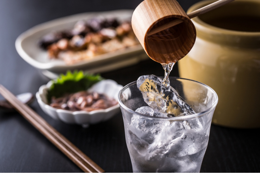Izakaya là gì? Uống shochu tại Izakaya đa dạng hương vị
