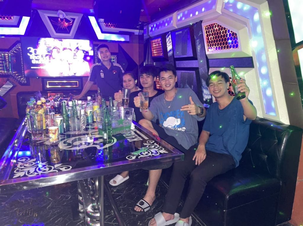 Cùng bạn bè tụ tập tại Sakura NamBa Karaoke