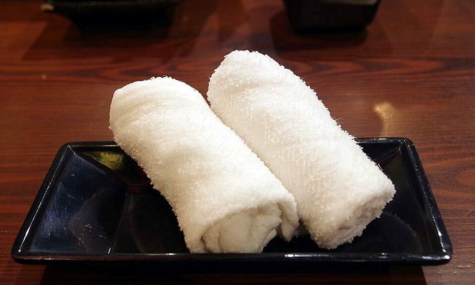 Làm sạch tay bằng Oshibori trước khi ăn