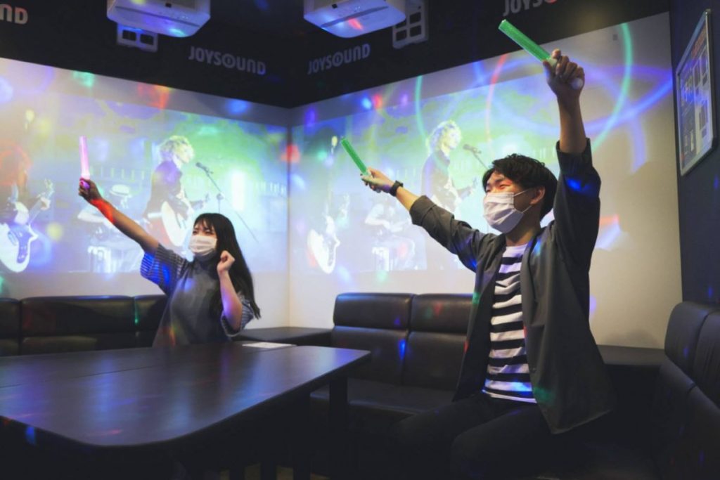 Người Nhật hát karaoke vừa để giảm stress, vừa tốt cho trí não