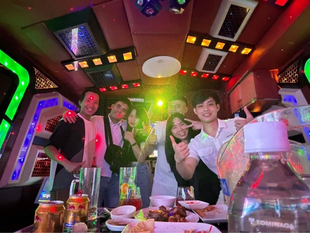 Sakura là quán karaoke Việt Nam ở Osaka nhất định phải đến!